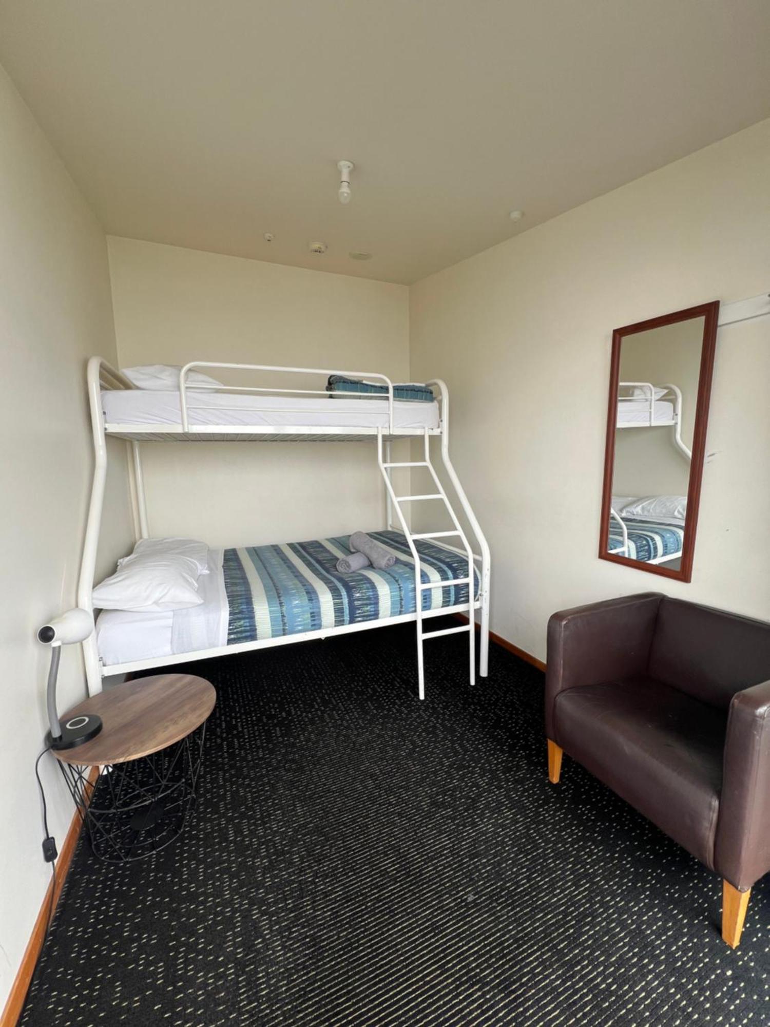 On Top Backpackers Dunedin Exterior photo