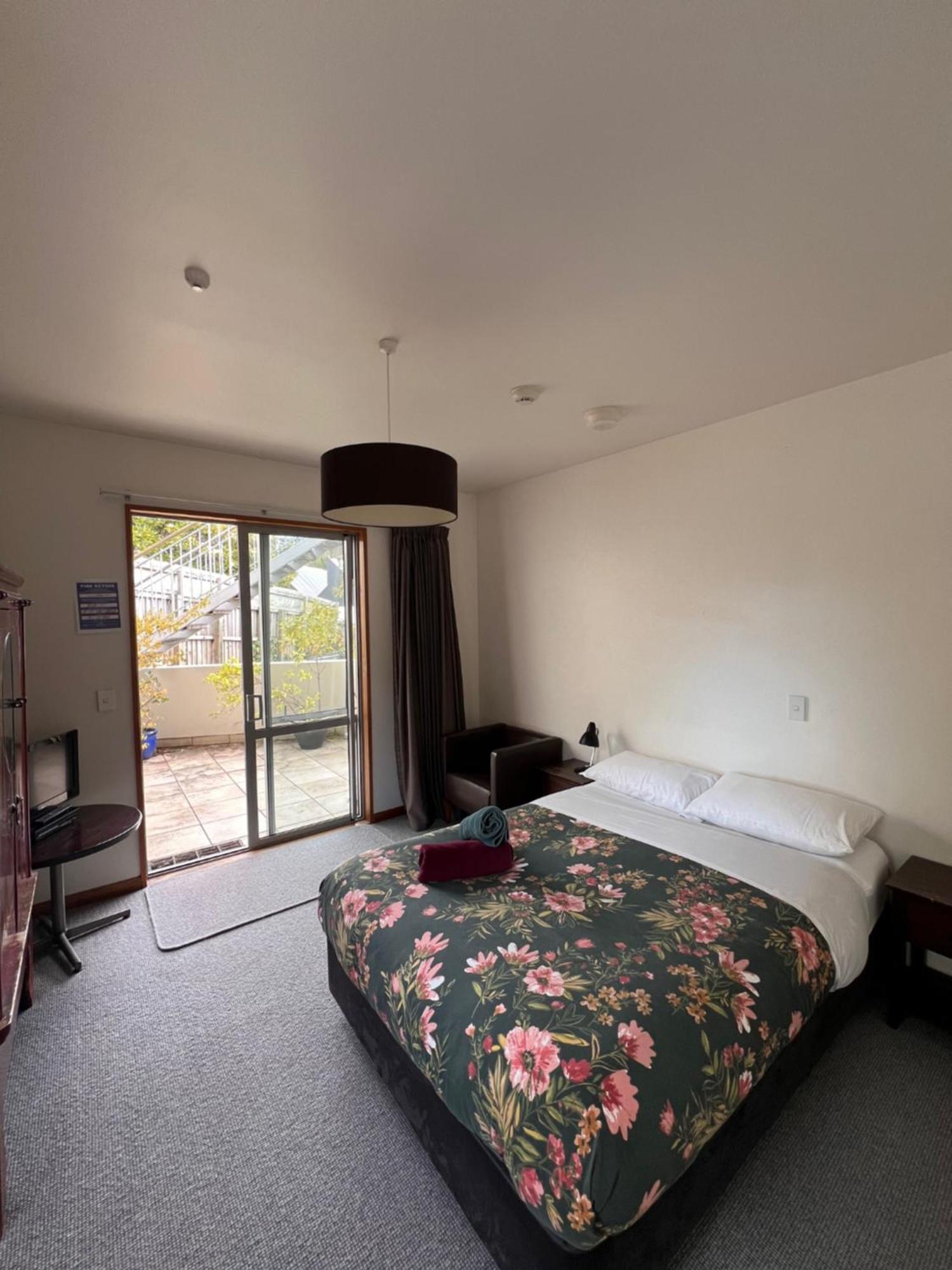 On Top Backpackers Dunedin Exterior photo